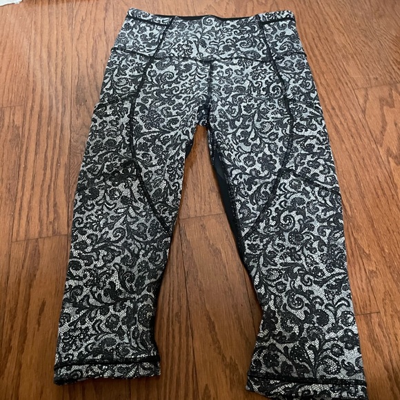 Lululemon size 4 capris with pockets - Picture 1 of 2